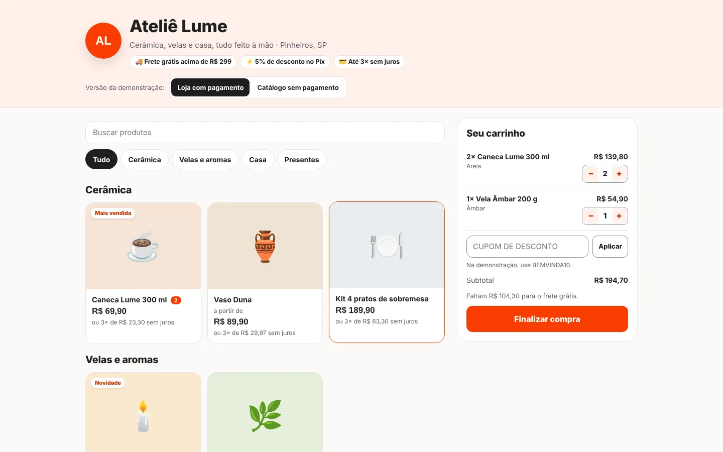 Loja no computador com produtos de cerâmica e velas e o carrinho com itens, cupom e botão finalizar compra
